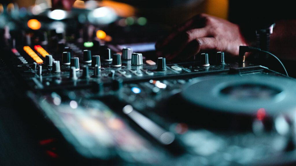 Breaking Down Famous DJ Sets: What We Can Learn
