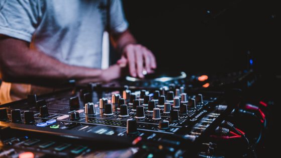 How do DJs handle creating a set for a gaming or esports event?